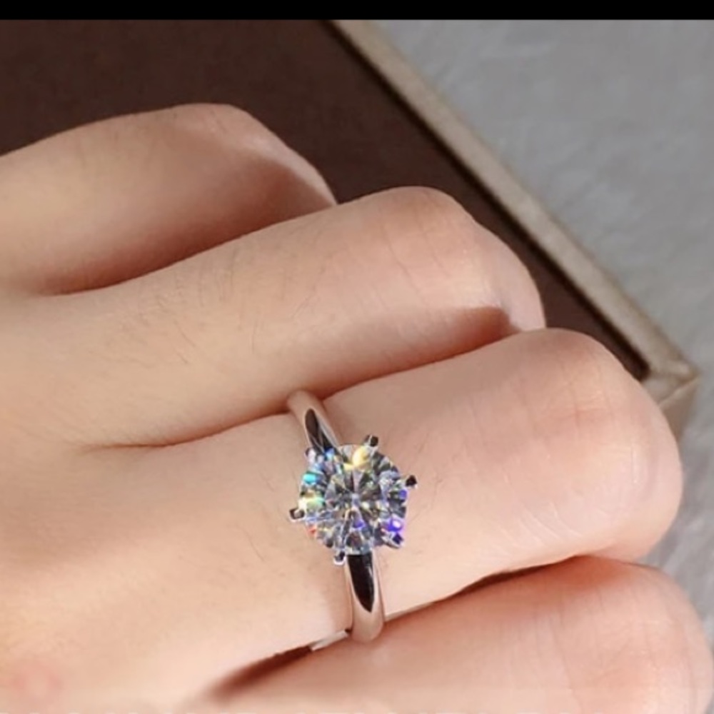 Luxury 18K White Gold Ring.2.0CT Zirconia Diamond